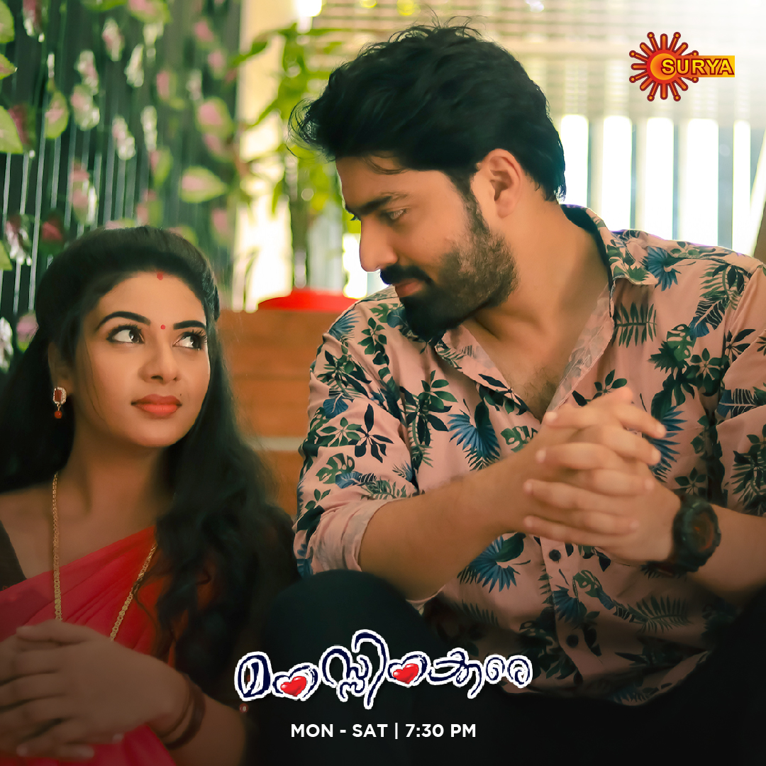 SuryaTV's tweet photo. അഞ്ജുവിന്റെ മനസ്സിൽ എന്തായിരിക്കാം എന്നാണോ അഭി ഈ നിമിഷം ചിന്തിക്കുന്നത്? എന്തായാലും മനോഹരമായ ഒരു നിമിഷം... 

MANASSINAKKARE | MON - SAT | 7:30 PM

#StraightFromSets #SuryaTV #ManassinakkareOnSuryaTV #SerialsOnSuryaTV #KavyaAnjali #Friendship https://t.co/xOsubbIuxk