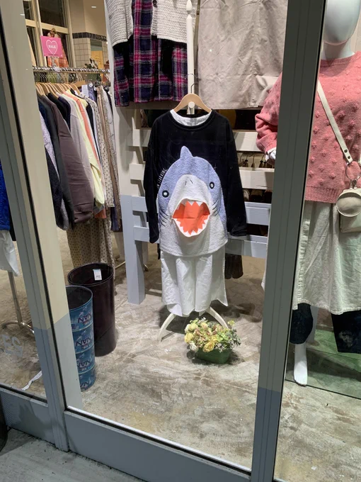 近所にサメってる服が
売ってたから
着させてみた🦈 