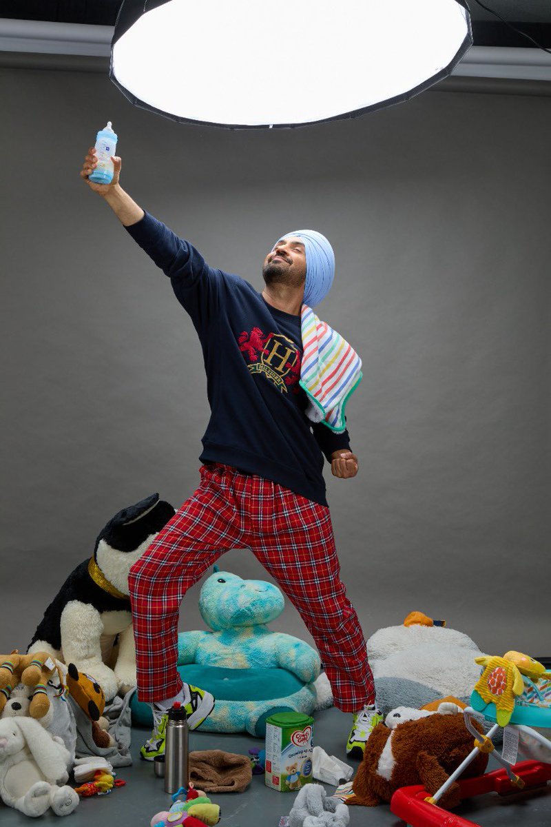 diljitdosanjh's tweet photo. #HonslaRakh AND THE BOTTLE 🍼 AWARD GOES TO ONE AND ONLY HONSLA 👶🏽 

ENJOY WITH YOUR FAMILY FOLKS👩🏻‍🍼👨🏻‍🍼 Baut Baut Thank Ju Movie Nu Baut Sara PYAR Den Lai 😊🙏🏽🙏🏽 

Ghutt..Ke Hug’ian 🤗 https://t.co/Z0Rvikr3IR