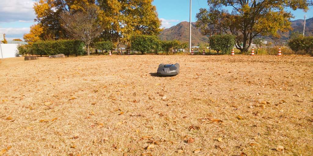 TamaQ11Q's tweet photo. む？...むむむぅ⁉️
何か近付いてくるーと思ったら｢Husqvarna"ハスクバーナ"｣の文字が❗️

調べてみるとバイクだけではなく、チェーンソーとかの園芸用品もあることを知りびっくり

(長野自動車道 松代PAにて)

#ロボット掃除機 https://t.co/2LVVXciPeZ