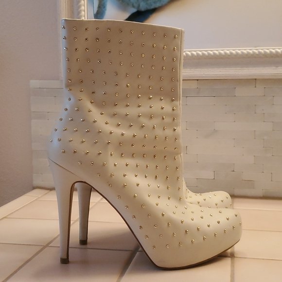 IvonCage's tweet photo. So good I had to share! Check out all the items I'm loving on @Poshmarkapp from @Alejand93822689 #poshmark #fashion #style #shopmycloset #anthropologie #colinstuart: https://t.co/8xf0TFWLjo https://t.co/9Rie8vCjhg