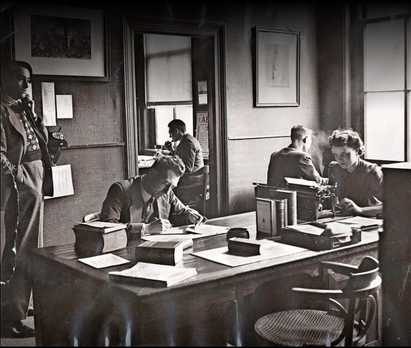CorineVries's tweet photo. De Gooi- en Eemlander bestaat 150 jaar: de redactie in de jaren 30 en de redactie nu. https://t.co/DcJTmkjDFC
