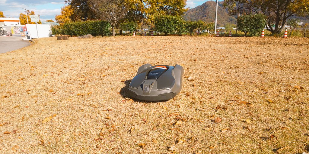 TamaQ11Q's tweet photo. む？...むむむぅ⁉️
何か近付いてくるーと思ったら｢Husqvarna"ハスクバーナ"｣の文字が❗️

調べてみるとバイクだけではなく、チェーンソーとかの園芸用品もあることを知りびっくり

(長野自動車道 松代PAにて)

#ロボット掃除機 https://t.co/2LVVXciPeZ