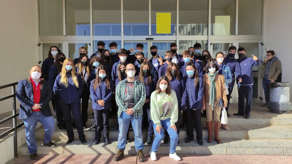 IMEYMAT1's tweet photo. 🙌Ayer alumn@s del @amordedioscadiz disfrutaron del Café con Ciencias☕️ junto a sus profesoras Carmen y Encarni @FDescubre #cafeconciencias #ciencias #nanomateriales #materiales #cienciasdelosmateriales https://t.co/LinhUjqFd8