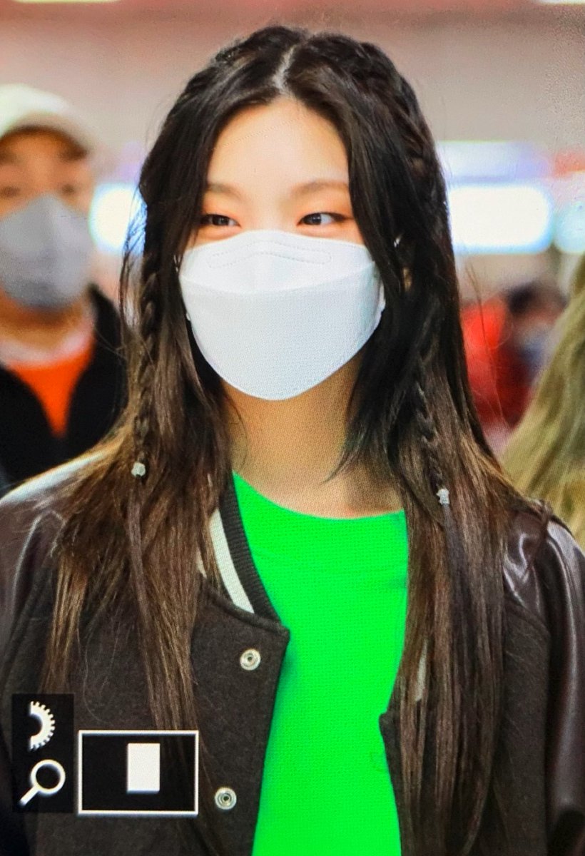 ОНА ТАКАЯ МАЛЕНЬКАЯ ФЕЕЧКА С ЭТОЙ ПРИЧЁСКОЙ