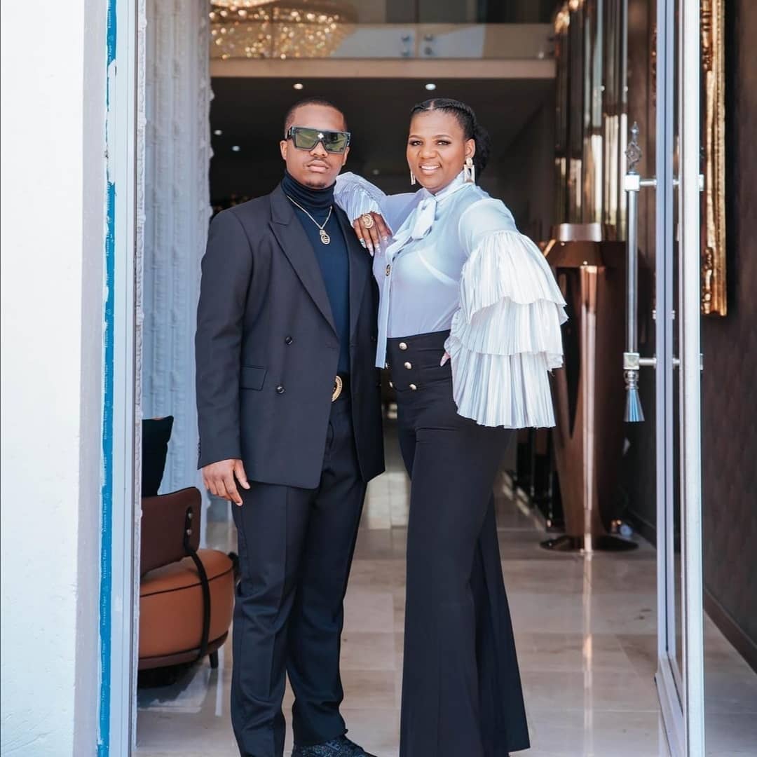 YentaRoom's tweet photo. Shawn Mkhize aka maMkhize and son Andile Mpisane looking good 🔥 🔥
MaMkhize wrote:"Chairman and President duties await ⚽"
#shawnmkhize #andilempisane #royalamfc #soccerleague #kwamamkhize #royalam #soccer #football #celebrityupdate #celebritynews #sports https://t.co/klw7J1ILcT