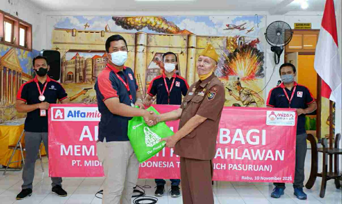 expostnews's tweet photo. Hari Pahlawan Masa Pandemi, Alfamidi Pasuruan Berbagi Sembako ke Veteran https://t.co/jYlIQJCz3Z lewat @Expostnews.com https://t.co/s6yrIIJeCX