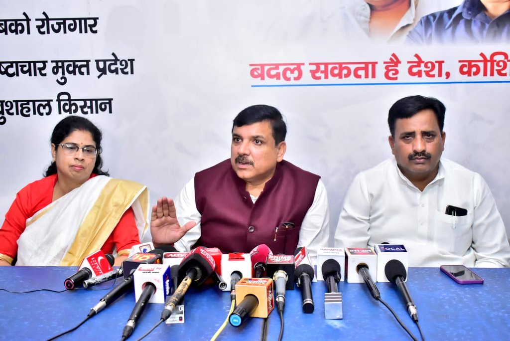 AAPUttarPradesh's tweet photo. आज उत्तर प्रदेश में बेरोजगारी का आलम ये है कि चाहे शिक्षामित्रों का मामला हो, चाहे 69000 शिक्षक भर्ती का मामला हो, चाहे बीटीसी, B.Ed, आशा बहुओं, शिक्षा अनुदेशकों, ग्राम विकास अधिकारी, पुलिस भर्ती का सवाल हो, उत्तर प्रदेश में नौजवानों को रोजगार नहीं मिल रहा है। - @SanjayAzadSln https://t.co/zEa65caMzF