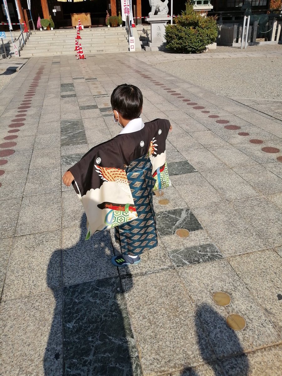 dotou_eng's tweet photo. #ウチの息子 5歳ちょうど。

先日、七五三に行ってきました。

息子の着物は、僕が七五三で着たものです。

親子２代で、同じ着物を着れたのは、少し感慨深いですね(笑)

買ってくれた僕のおばあちゃんも、ひ孫の姿に天国で喜んでくれたかな？

#子育て
#育児
#七五三 https://t.co/JEV2KEzRvT
