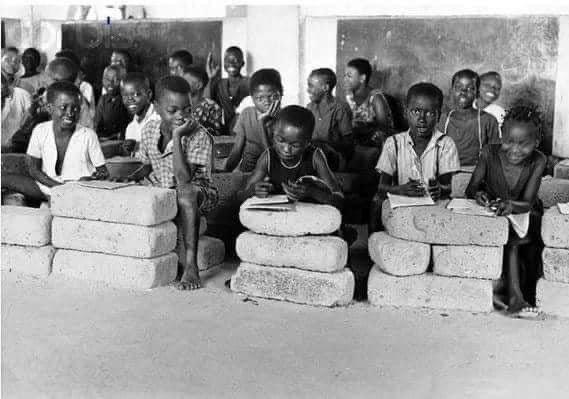 ChinasaNworu's tweet photo. #Biafran Children studying in a school at Awgu, present-day Enugu State, 1970 after the civil war.
The Igbo Biafrans rose up from the ashes of devastation to become among the best in education in less than 50 years. @UKinNigeria @SecBlinken @real_IpobDOS @USinNigeria @UNWatch @UN https://t.co/yHGYBr6er1