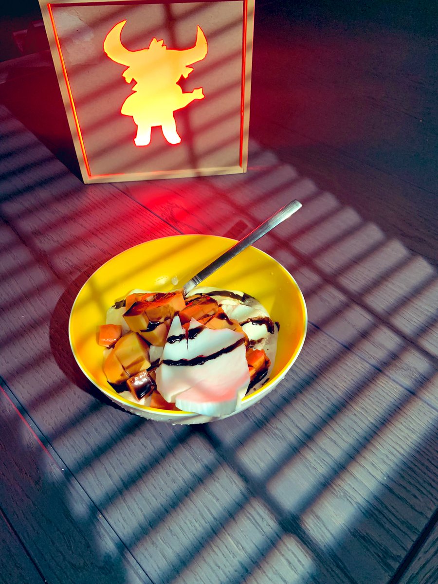 NilsCodes's tweet photo. Another night another fruit. #hazelpool #workallday #workallnight #CatsofTwittter #kittensoftwitter #FostersSaveLives https://t.co/1WagV9WQcV