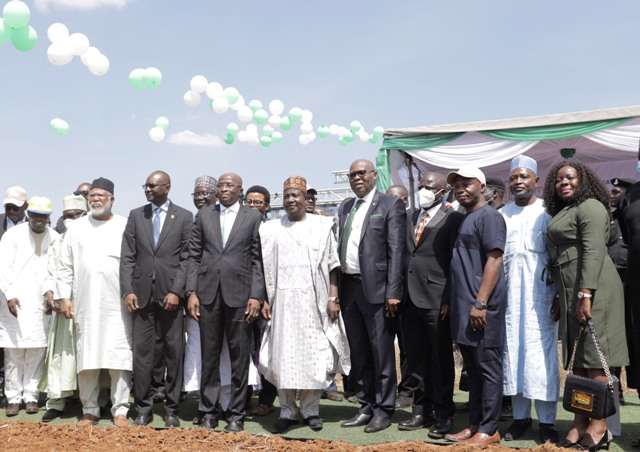 Worldstagegroup's tweet photo. …To add 750, 000MTs via rain-fed cultivation, reduce annual import by 60%

In a bid to meet high demand amid poor production capacity of wheat, the Central Bank of Nigeria and Heritage Bank Plc have adopted a novel but more robust approach to boost

https://t.co/hrbDZn6kLX https://t.co/WdAMpMZTqy