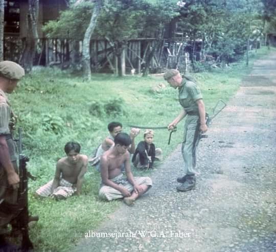 ada_fari's tweet photo. Jangan sampai dimasa depan pribumi diinterogasi lagi oleh tentara aseng/asing, cukup masa lalu saja. https://t.co/kzbrRxvVCs