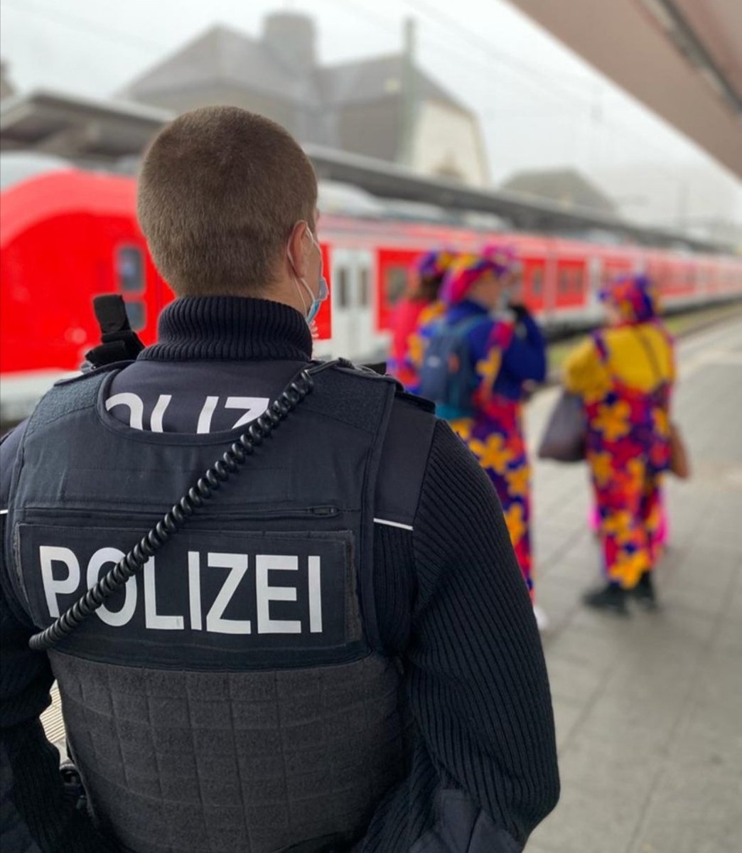 bpol_koblenz's tweet photo. 1⃣1⃣.1⃣1⃣.➖#Sessionsstart #Karneval

Im #Rheinland, #Hessen, in der #Pfalz und an der #Saar:Heute zieht sie los, die Jecken-Schar

Wir👮👮‍♂️ sind an den Bahnanlagen🚉mit SICHERHEIT am Start und haben einen Appell parat: 

➡️#mitmaskeundabstandseidihrdiebesten 👍
➡️#seidvorsichtig https://t.co/L2492isT3E