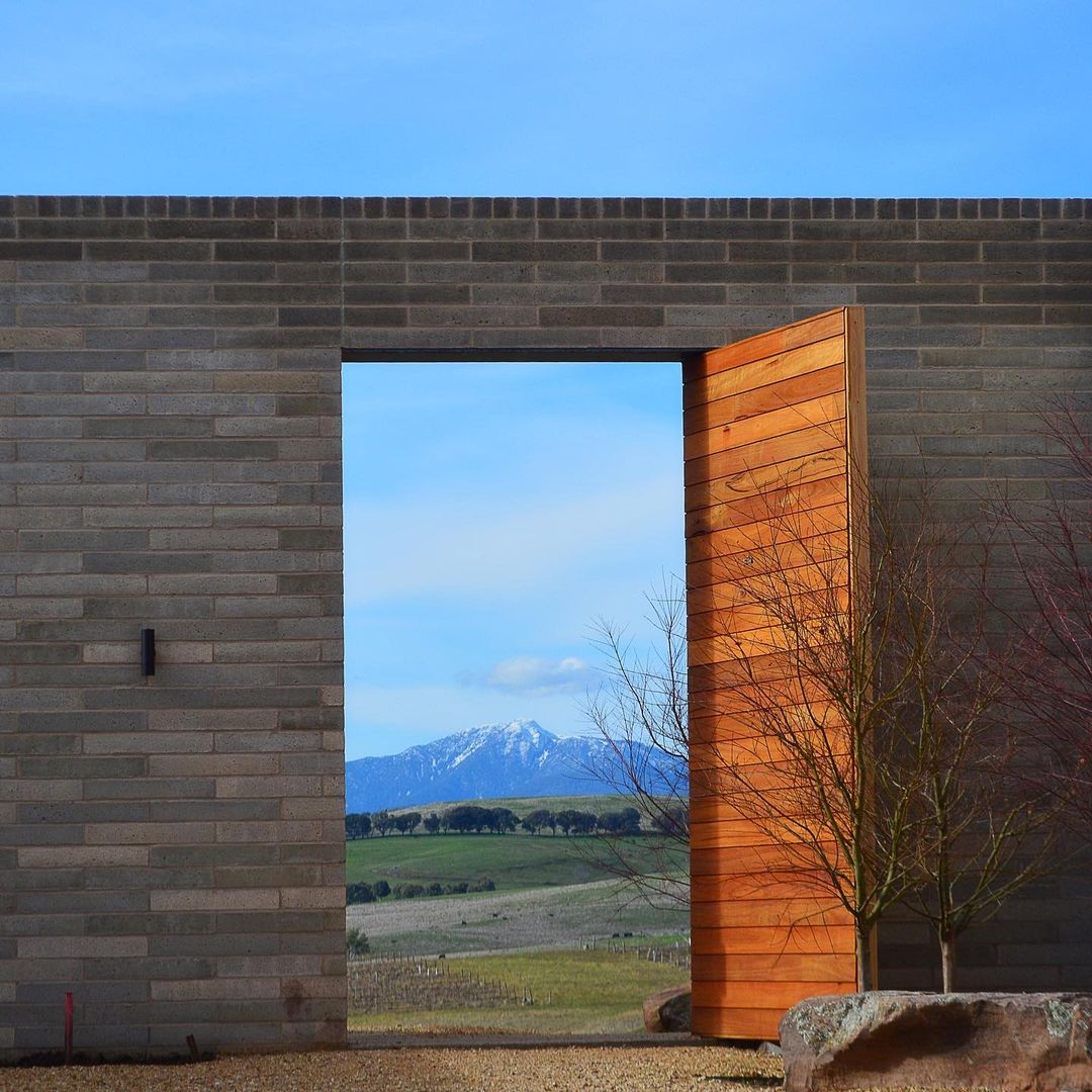 Melbourne's tweet photo. Picture perfect ⛰️ Mount Buller captured through the frames of Delatite Winery in Mansfield located 2.5 hours from Melbourne.

 📸 via IG/merrijignic https://t.co/QIIBzqLXjr