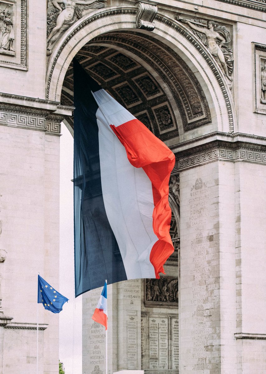 francediplo's tweet photo. En ce jour de mémoire de l’armistice du #11novembre 1918, la 🇫🇷 rend hommage à toutes les victimes de la guerre.

"C'en était à jamais fini. [...] À dater de cette heure, les hommes n'épuiseraient plus la joie de se sentir vivants."— Maurice Genevoix

#ArmisticeDay #LestWeForget https://t.co/T1XB1g5nO6