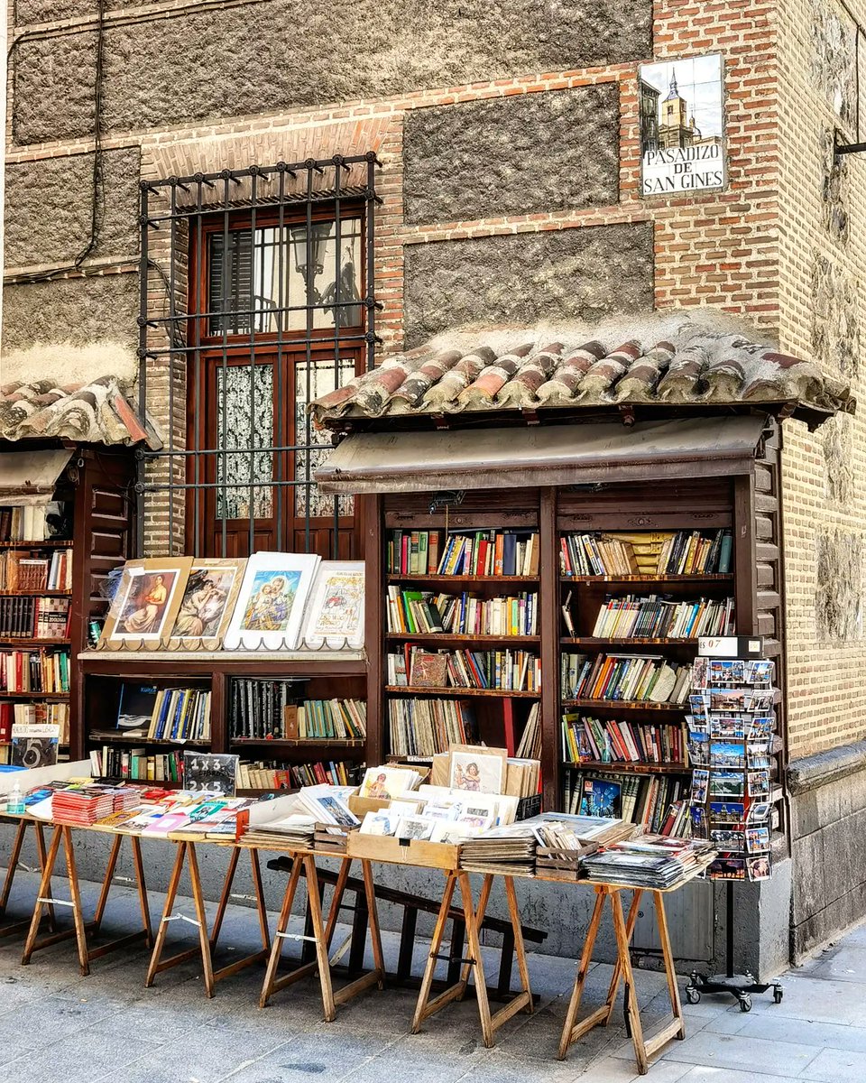 Hoy, siendo el #diadelaslibrerias quería empezar el día por uno de mis rincones preferidos de la ciudad. 🥰📘
¡Buenos días!
#madrid