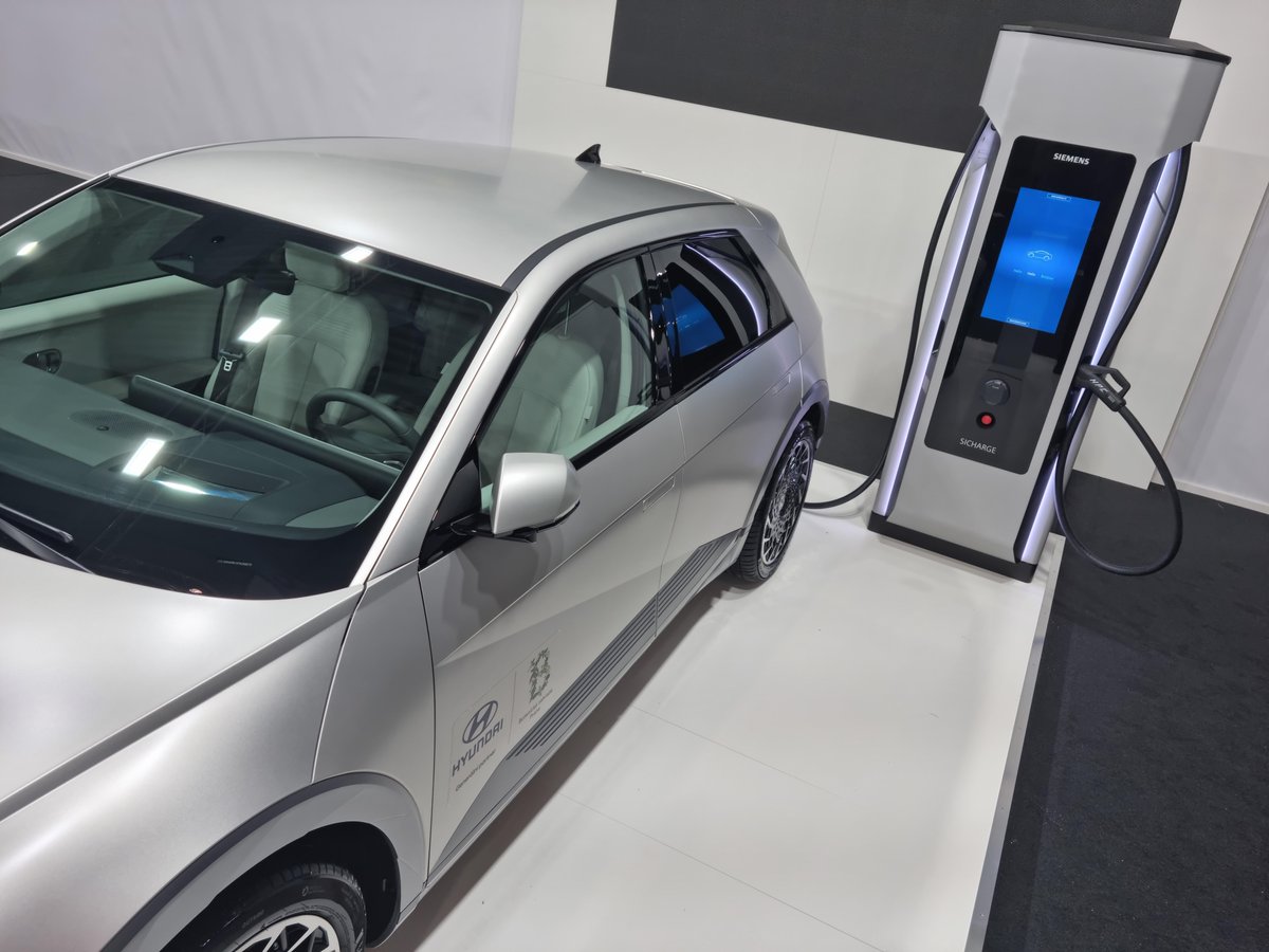 Siemens Czech (@siemensczech) on Twitter photo V Praze začíná veletrh čisté mobility #eSALON. <a href="/SiemensCzech/">Siemens Czech</a> zde v tuzemské premiéře představuje 300 kW dobíjecí stanici #Sicharge. Tuto unikátní dobíjecí stanici najdete na stánku <a href="/HyundaiCZ/">Hyundai CZ</a> v hale 4 na stánku C 3. V Praze začíná veletrh čisté mobility #eSALON. <a href="/SiemensCzech/">Siemens Czech</a> zde v tuzemské premiéře představuje 300 kW dobíjecí stanici #Sicharge. Tuto unikátní dobíjecí stanici najdete na stánku <a href="/HyundaiCZ/">Hyundai CZ</a> v hale 4 na stánku C 3.