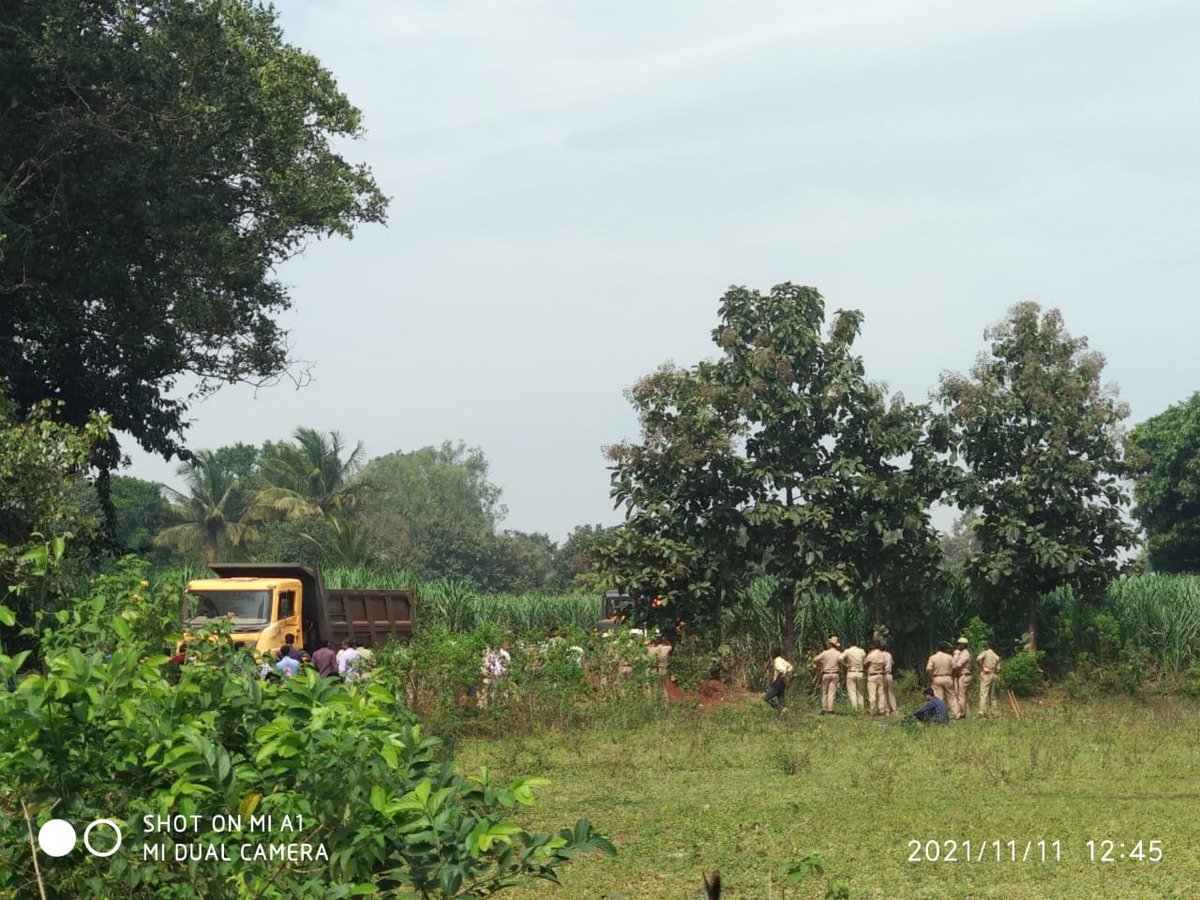 yuvasamitibgm's tweet photo. कर्नाटक उच्च न्यायालयाने हलगा मच्छे बायपास वर स्थगिती देऊन सुद्धा पोलीस संरक्षणात कंत्राटदार सुपीक जमिनीवर बुलडोझर चालविण्याचा अट्टाहास करीत आहे।
दुबार पेरणी केली जाते ती शेतजमीन साठी संपादित केली जाऊ नये असा मध्यंतरी न्यायालयाने निर्णय दिला आहे
@nitin_gadkari @OfficeOfNG
१/२ https://t.co/MgWn8UW9lo