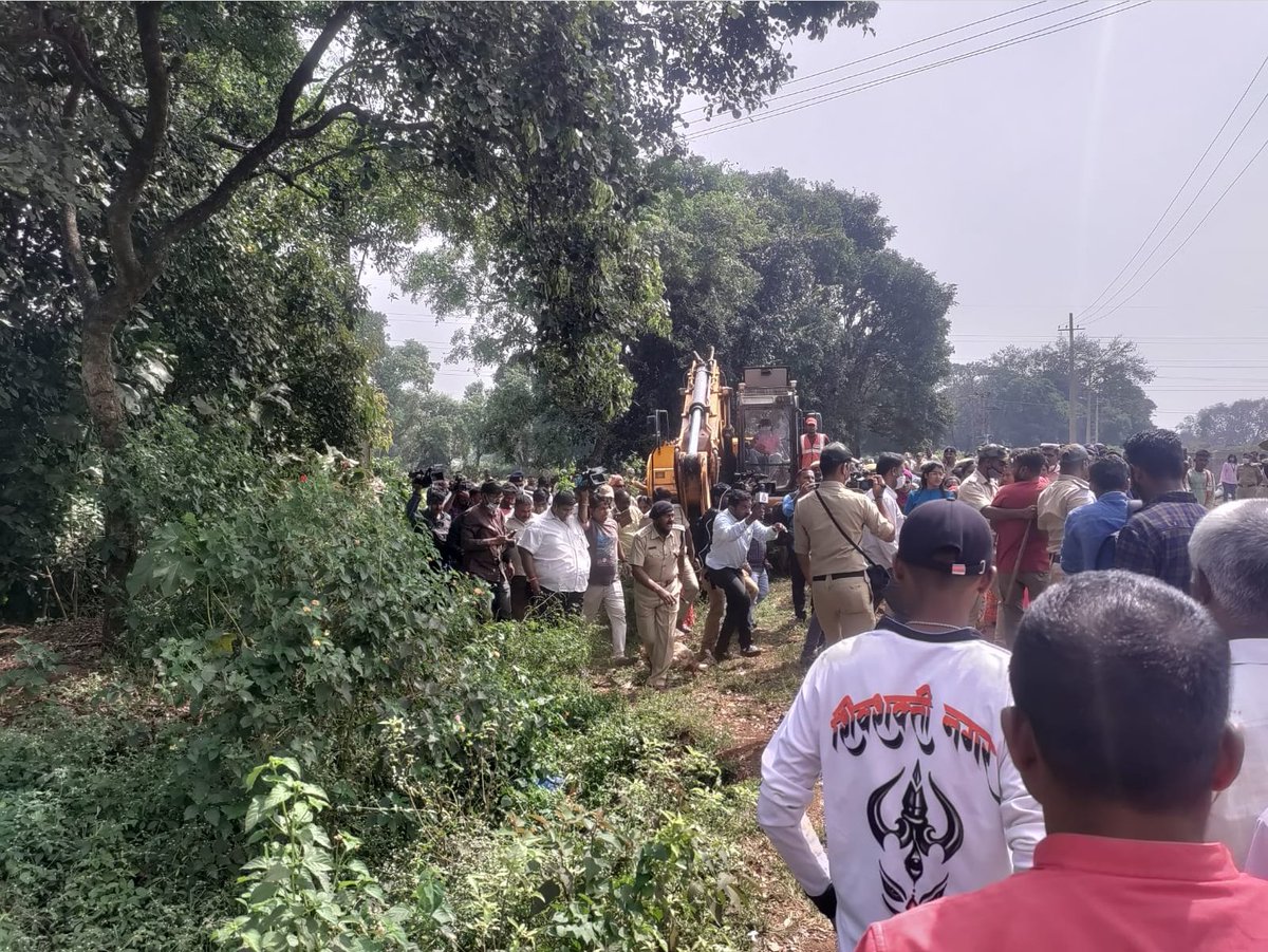 yuvasamitibgm's tweet photo. कर्नाटक उच्च न्यायालयाने हलगा मच्छे बायपास वर स्थगिती देऊन सुद्धा पोलीस संरक्षणात कंत्राटदार सुपीक जमिनीवर बुलडोझर चालविण्याचा अट्टाहास करीत आहे।
दुबार पेरणी केली जाते ती शेतजमीन साठी संपादित केली जाऊ नये असा मध्यंतरी न्यायालयाने निर्णय दिला आहे
@nitin_gadkari @OfficeOfNG
१/२ https://t.co/MgWn8UW9lo