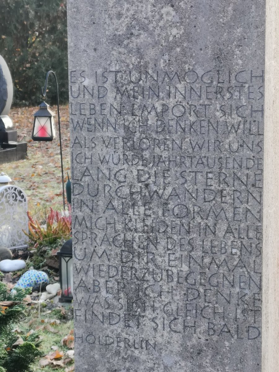 InfoFeld's tweet photo. @RichterHedwig Ein Grabstein auf einem Friedhof im Münchner Umland. Immer wieder schön. Für einen Moment innehalten. https://t.co/m11d0J34m7