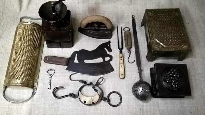 TrekiMaria's tweet image. Hasznos kis eszközökkel anno. Egy korszak tárgyi lenyomatai.
Saját gyüjteményünk egy kis része.
Régiségek klínikája