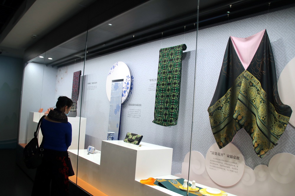 MuseumsChina's tweet image. An ongoing exhibition at the #SuzhouSilkMuseum sheds light on the weaving techniques and modern creative designs of the #SongBrocade through Nov 30. Listed as a form of Intangible Cultural Heritage by UNESCO, it is famed for its bright colors, exquisite patterns and soft texture.