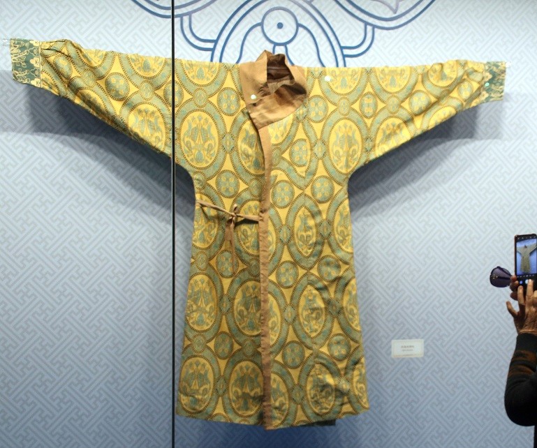 MuseumsChina's tweet image. An ongoing exhibition at the #SuzhouSilkMuseum sheds light on the weaving techniques and modern creative designs of the #SongBrocade through Nov 30. Listed as a form of Intangible Cultural Heritage by UNESCO, it is famed for its bright colors, exquisite patterns and soft texture.