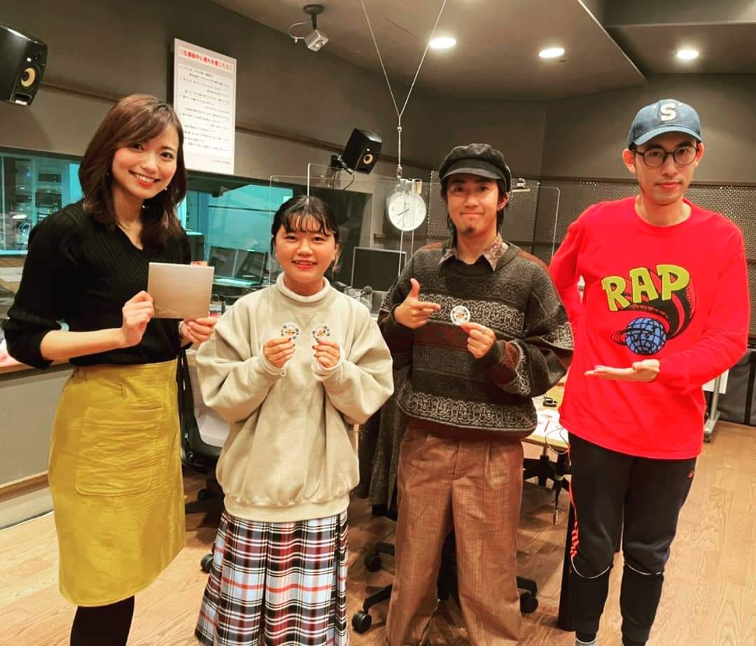 suzudama14's tweet photo. ABCラジオ『ミュータマ』11月11日㈭夜0時30分〜夜1時📻

ゲストはミニアルバム『うつろひ』をリリースしたばかりの

地球から2ミリ浮いてる人たち🌍

京都の奥地からアメリカはニューヨークを経た彼女らは、とにかくよく笑う😀

しっかりとしたルーツを持つバンド🎸

是非お聴き下さい🔴

#ミュータマ https://t.co/v9Pg3N5R8b