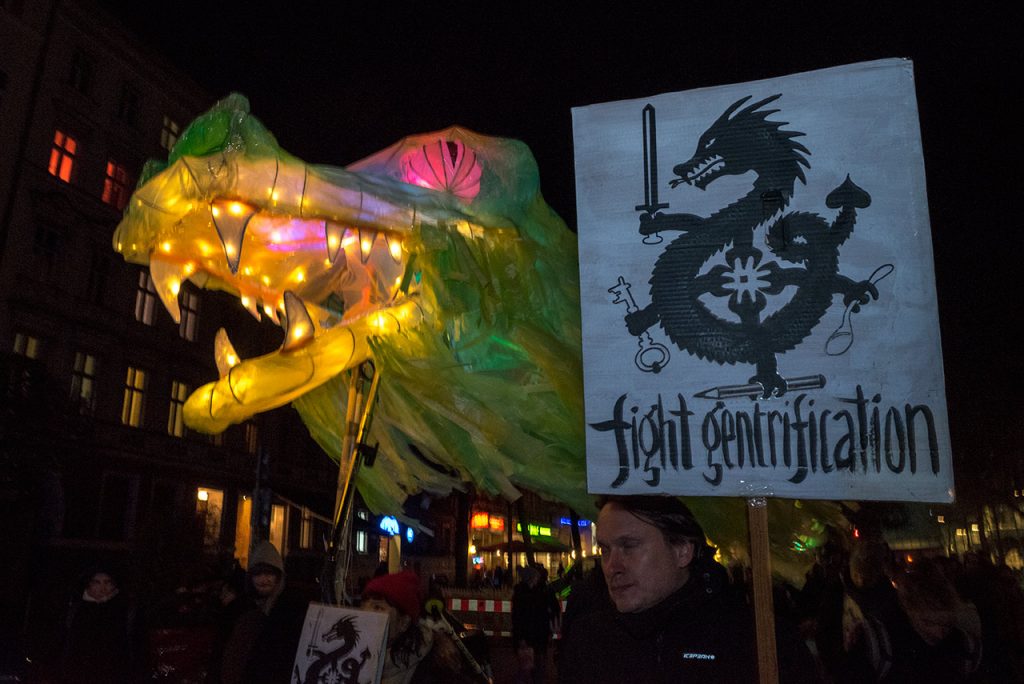 bizimkiez's tweet photo. #Verdrängung? Da werden wir zum #Kiezdrache! 
Sa 13.11. | 17 Uhr Heinrichplatz |🐲#Miete runter | ❤️Kita, Kino, Kneipe, alle bleiben | ✊#Eigenbedarf haben wir selbst |🥁Nach dem Urteil erst recht: #Vorkaufsrecht stärken, Kommunalisieren, Vergesellschaften
https://t.co/RYLMKv1rNm https://t.co/87LPqGbwD4