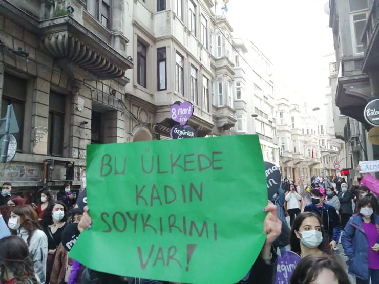 Can Göktuğ Boz, yolda yürüyen #BaşakCengiz’e samuray kılıcıyla saldırarak öldürdü!

Fail olay günü sinirli ve moralinin bozuk olduğunu, daha kolay olduğu için bir kadını öldürmeyi tercih ettiğini söyledi. Yasta değil isyandayız! Bu ülkede kadın katliamı var, hesap soracağız!+