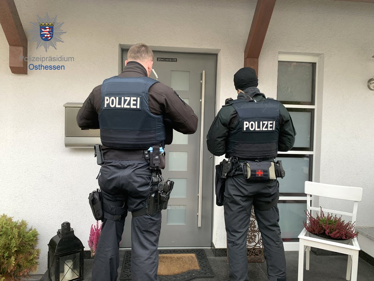 Polizei_OH's tweet photo. Unsere #Einsatzkräfte sind weiterhin dabei die Anwesenheit von Personen im Evakuierungsbereich zu überprüfen.
👉 Bitte folgt den Anweisungen ➡️ DANKE👍
#FD1111 https://t.co/QIiS2ecuvs