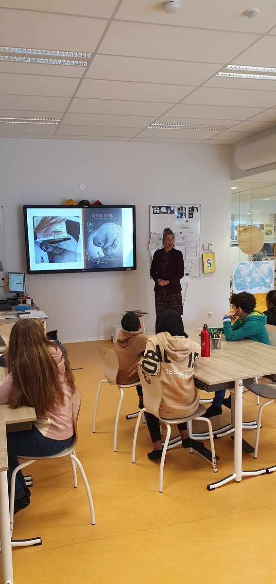 Leimundo_nl's tweet photo. @MevrouwCJong @Schoolschrijver @Schrijverscentr @Letterenfonds De leerlingen waren weer superblij! Dank je wel voor je komst! https://t.co/iqmyQnHG8q