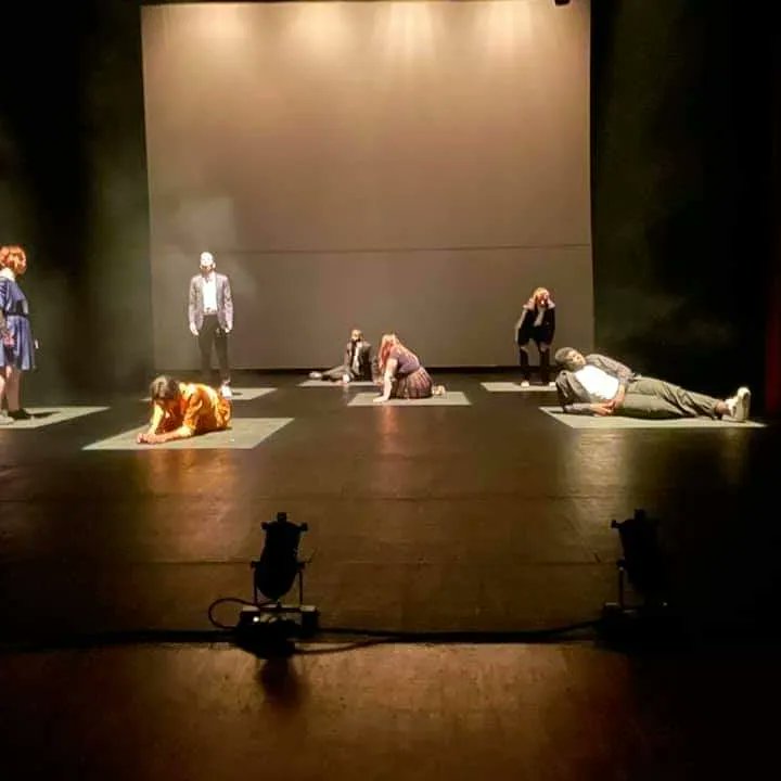 LENVOL62's tweet photo. Hier soir à Ferme De Bel Ebat de Guyancourt, « je me suis pris la tête d’une immense caresse et le monde était devant moi » spectacle de #Classedépart 9 dirigé par compagnie In Cauda en présence des #ClasseDépart 10 et 11 d’Arras et de Béthune. Un vrai moment fondateur du réseau. https://t.co/wZ9ngj7d3e
