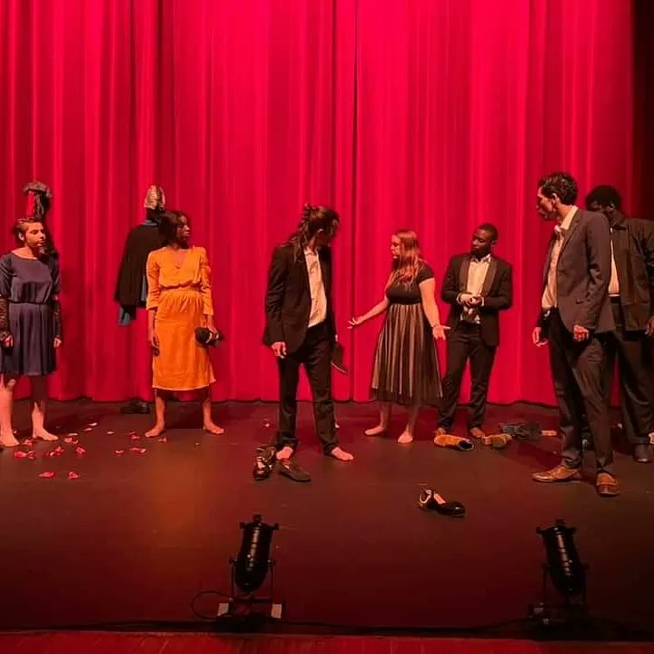 LENVOL62's tweet photo. Hier soir à Ferme De Bel Ebat de Guyancourt, « je me suis pris la tête d’une immense caresse et le monde était devant moi » spectacle de #Classedépart 9 dirigé par compagnie In Cauda en présence des #ClasseDépart 10 et 11 d’Arras et de Béthune. Un vrai moment fondateur du réseau. https://t.co/wZ9ngj7d3e