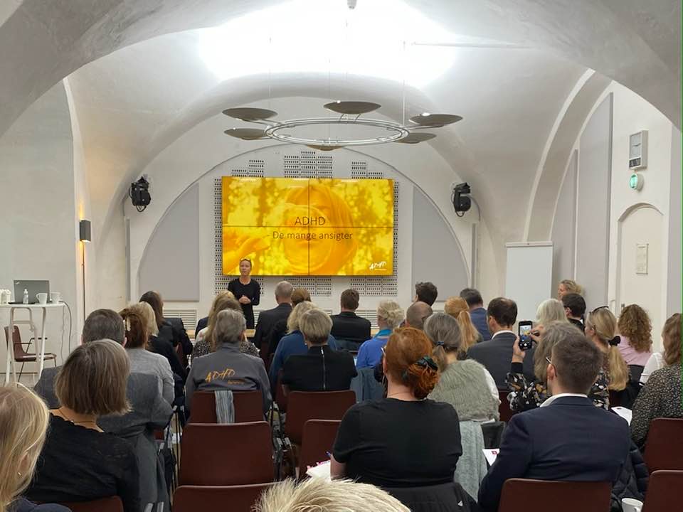 ADHDForeningen's tweet photo. Hvordan løser vi udfordringerne med ADHD? - fokus for konference på Christiansborg i går. Og vores direktør Camilla var inviteret til at bidrage. For tidlig opsporing og hjælp gør en markant forskel. #ADHD #adhdforeningen https://t.co/ajkBHY5j53