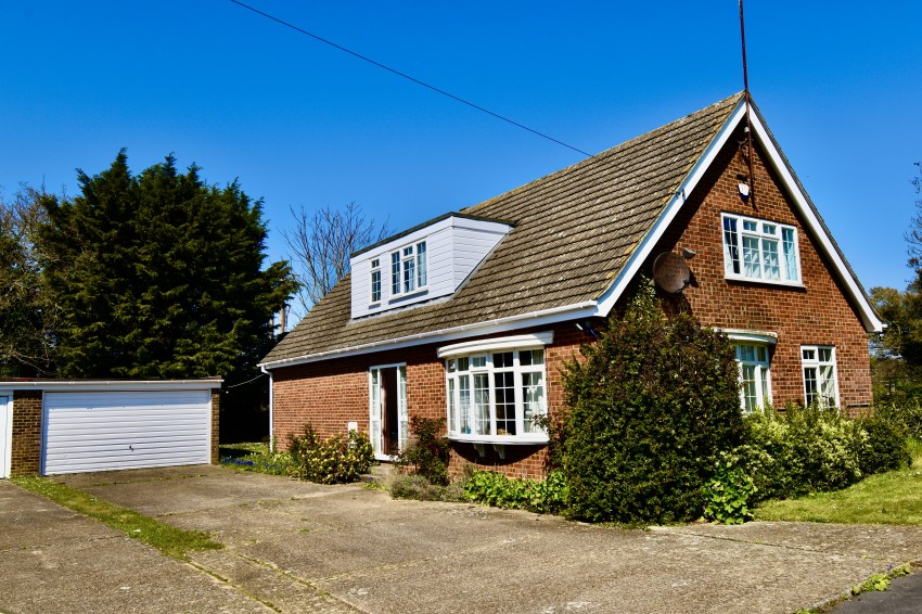 SlinnRes's tweet photo. For Sale:  The Glebe, Lavendon | £562,500
View property details - click here: https://t.co/weWkIeZXIl 
#estateagents #property #house #forsale #firsttimebuyer #investment https://t.co/03g053R5lw