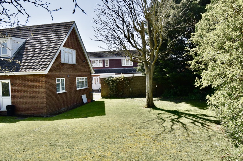 SlinnRes's tweet photo. For Sale:  The Glebe, Lavendon | £562,500
View property details - click here: https://t.co/weWkIeZXIl 
#estateagents #property #house #forsale #firsttimebuyer #investment https://t.co/03g053R5lw