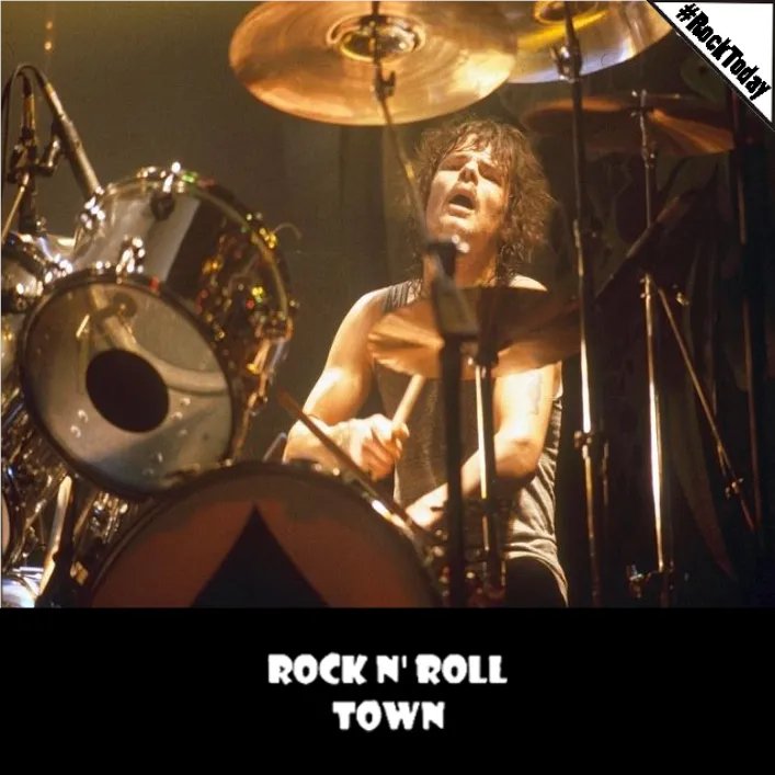 RockNRollTown's tweet photo. #RockToday
📅 11/11/2015 📅
Φεύγει από τη ζωή ο Phil Taylor, drummer των @myMotorhead.
#RnRT #Towners #PhilTaylor #PhilthyAnimal #Motorhead #Drummer #RIP #Death #PhilTaylorFans #MotorheadFans #Drums #HeavyMetal #Music #History #TodayInRock #TodayInMetal https://t.co/UWYZ32Z8T6