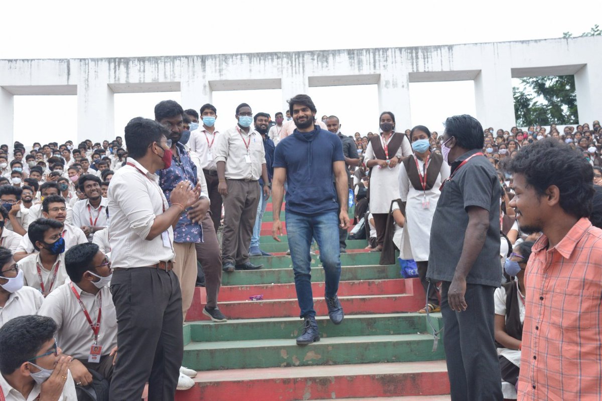 SCMMOffl's tweet photo. Our Whimsy agent 
@ActorKartikeya
 aka #RajaVikramarka gets a Warm welcome at Guntur VVIT College 🥳

Don't miss to watch #RajaVikramarkaOnNov12 💥 

@ActorKartikeya @actortanya @SriSaripalli_ @88Ramareddy @AdireddyT @prashanthvihari @SCMMOffl @saregamasouth @PulagamOfficial https://t.co/hHUr9MJMfs