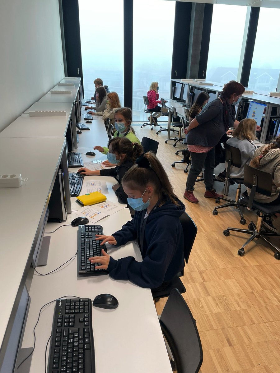 RuediArnold's tweet photo. @scratch Workshop @hslu am heutigen #Zukunftstag @hslu_mint  💪😊 https://t.co/bBhxWnVVna