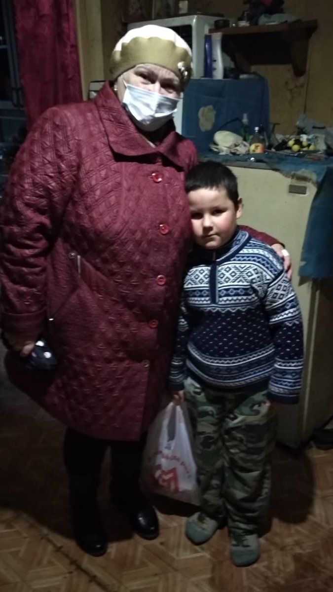 Rodniki_ER's tweet photo. Добро само по себе не случается.Его делают правильные поступки.Поступки наших  друзей, коллег,кто по велению души приносит радость тому,кто нуждается в нашем внимании.Партиец,депутат О.Столбова вручила прод набор ребенку из семьи,попавшей в трудную ситуацию. #ЕР37, #ДеньДоброты https://t.co/oXfmEBHqbU