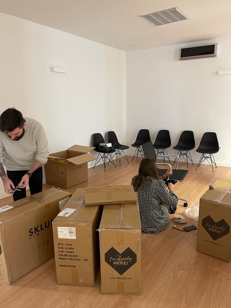 FernandoBaez88's tweet photo. Ayer fue el primer día en la nueva oficina de @thefar_co. Quedan muebles por llegar, otros por montar...pero qué ilusión hace poder coincidir juntos en este espacio 😍 Pronto se podrá visitar, para quién quiera! https://t.co/0Z5jJce8oJ