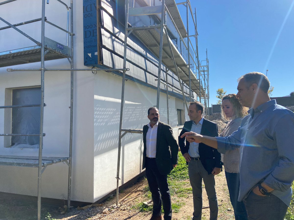knaufes's tweet photo. Ayer estuvimos visitando el proyecto #CasaSophia de @100x100madera donde se encuentran nuestras soluciones. 

La primera en la península con la nueva placa Diamant Cleaneo C que purifican el aire eliminado hasta un 80% los formaldehídos. https://t.co/3zVWMV8ATb