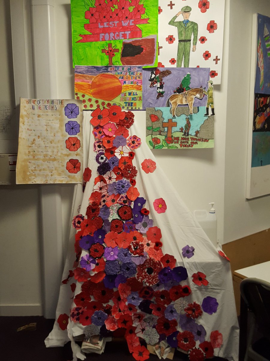 SignsStreet's tweet photo. #RemembranceDay2021 @HKorndorffer @TwistingTheTail @FletchSignSong signing together in remembrance
https://t.co/6s9pRzECDL https://t.co/gVFX1caMqn