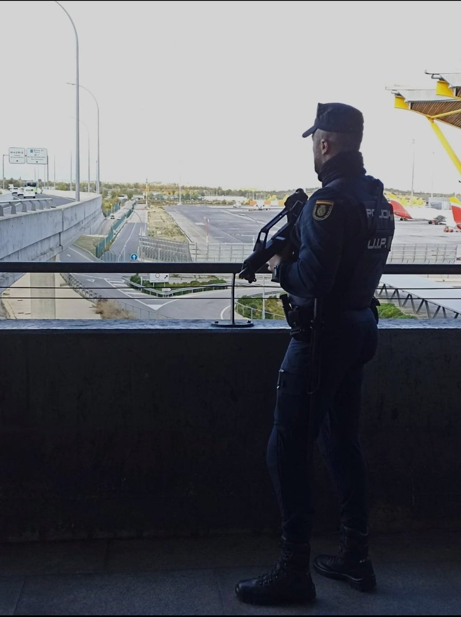 OrcaValencia's tweet photo. " Si vis pacem, para bellum"
#PoliciaNacional #Police #Policepics #Instapolice #Cops #Instacops #BlueLine #ThinBlueLine #BlueLineFamily #UIP #UnidadIntervencionPolicial #IIIUIP #Orca #Valencia #España #ESP #Spain
📸 Vía ✉️ https://t.co/DIrWAk4mPd