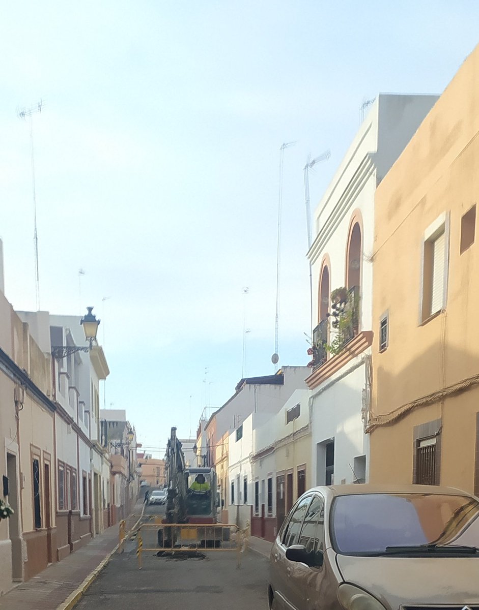 macpr8's tweet image. Soy vecina de Alcalá pa pagar impuestos. Pero pa q me avisen de q van a cortar la calle pa mejoras (siempre bienvenidas) no soy vecina. Avisar, pa q? No trabajamos y eso. X favor, díganle a los operarios q no miccionen en la calle @aytoguadaira @PPAlcaladeGra @VoxAlcalaGuad