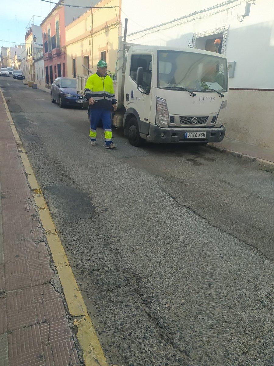 macpr8's tweet image. Soy vecina de Alcalá pa pagar impuestos. Pero pa q me avisen de q van a cortar la calle pa mejoras (siempre bienvenidas) no soy vecina. Avisar, pa q? No trabajamos y eso. X favor, díganle a los operarios q no miccionen en la calle @aytoguadaira @PPAlcaladeGra @VoxAlcalaGuad