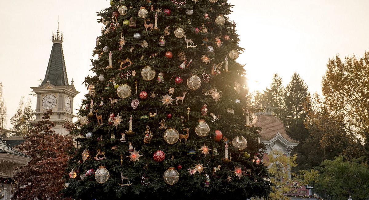 DisneylandParis's tweet photo. Nous sommes seulement à 2 jours du début du Noël Enchanté Disney, et nous ne pouvions tout simplement pas attendre pour partager un petit aperçu de certaines décorations de cette année ! 🎁❄️ https://t.co/v546EGJbp3