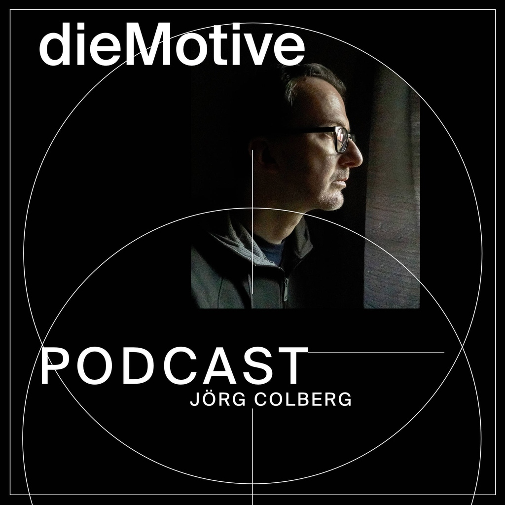 dieMotive's tweet photo. Eine neue Episode ist online. Mit @jmcolberg, Autor, Kritiker und natürlich Betreiber des bekannten Fotoblogs Conscientious. 

#Joergmc #joergcolberg #fotografie  #Fotopodcast #Fotografiepodcast #dieMotive #Annieleibovitz #gregorycrewdson #fotoblog https://t.co/zfjf9J1XgM